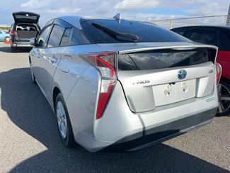 2018 Toyota Prius - Thumbnail